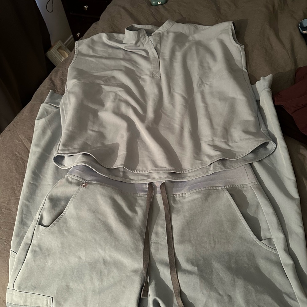 Figs scrubs- Zamora joggers, Rafaela top